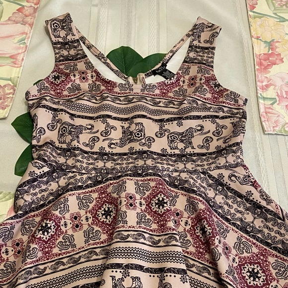 ⚡️FLASH Sale⏱️ Women’s Rue21 Elephant Pattern Dress with Wide Sleeves - Picture 5 of 12